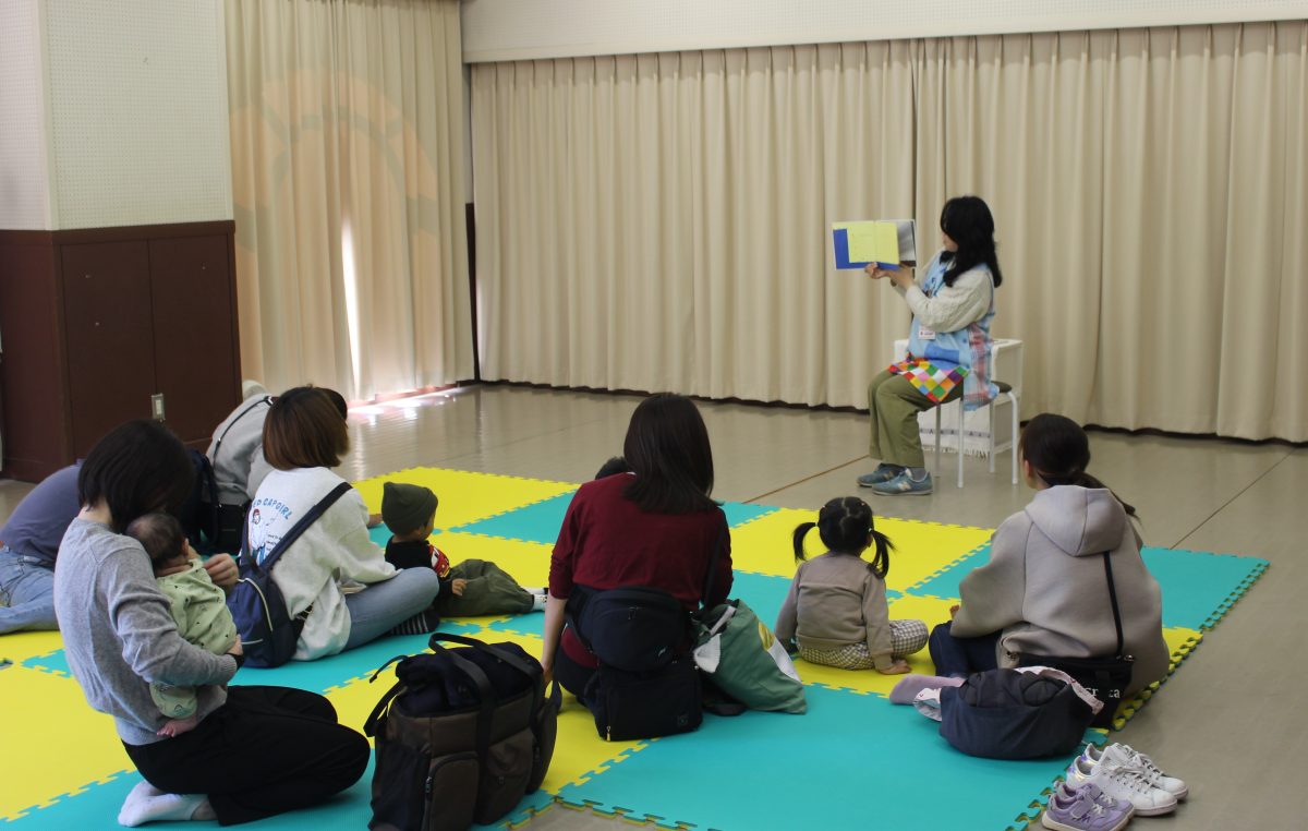 【イベント報告】10月21日　のびのびひろば ようこそ！かわら美術館・図書館「秋にまつわる絵本のおはなし会」 | 教育普及・イベントレポート